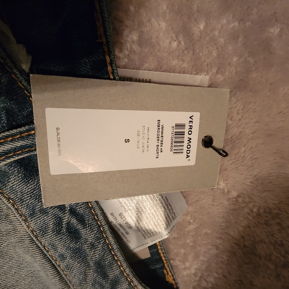 Womens size S daisy Jean shorts - Picture 2 of 2